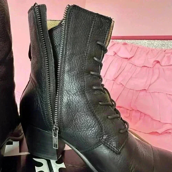 Frye Courtney Lace-Up Boots- size 7 - Picture 7 of 12